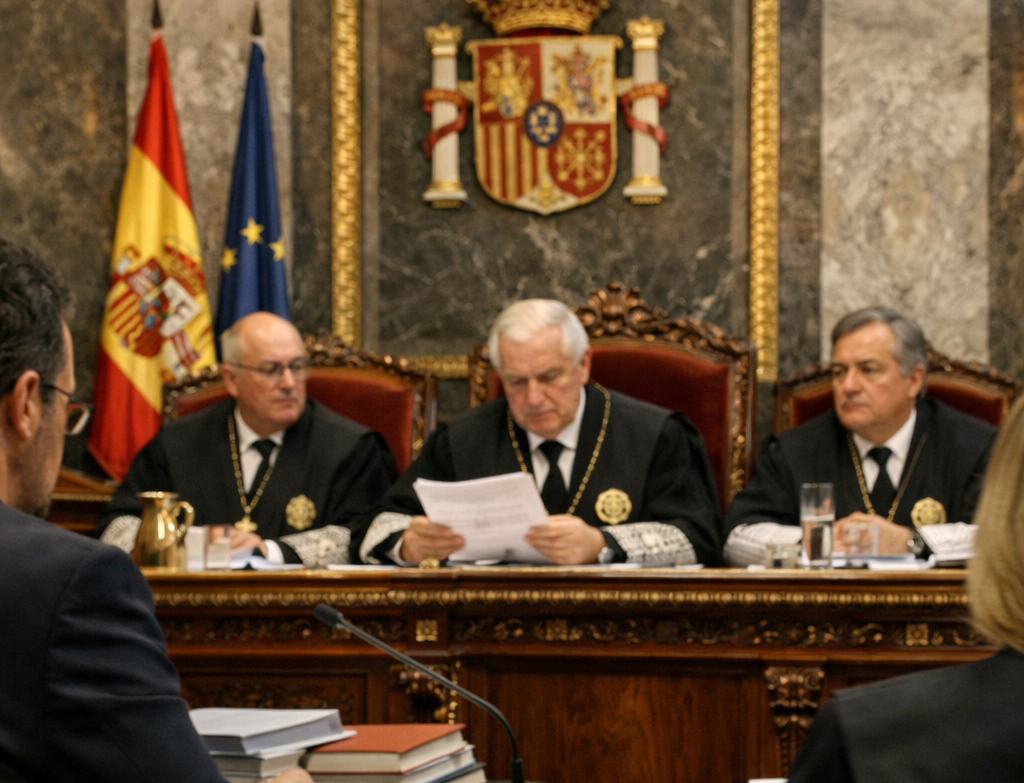 Magistrados del Tribunal Supremo analizando sentencias sobre la Ley de Segunda Oportunidad y la exoneración del pasivo insatisfecho